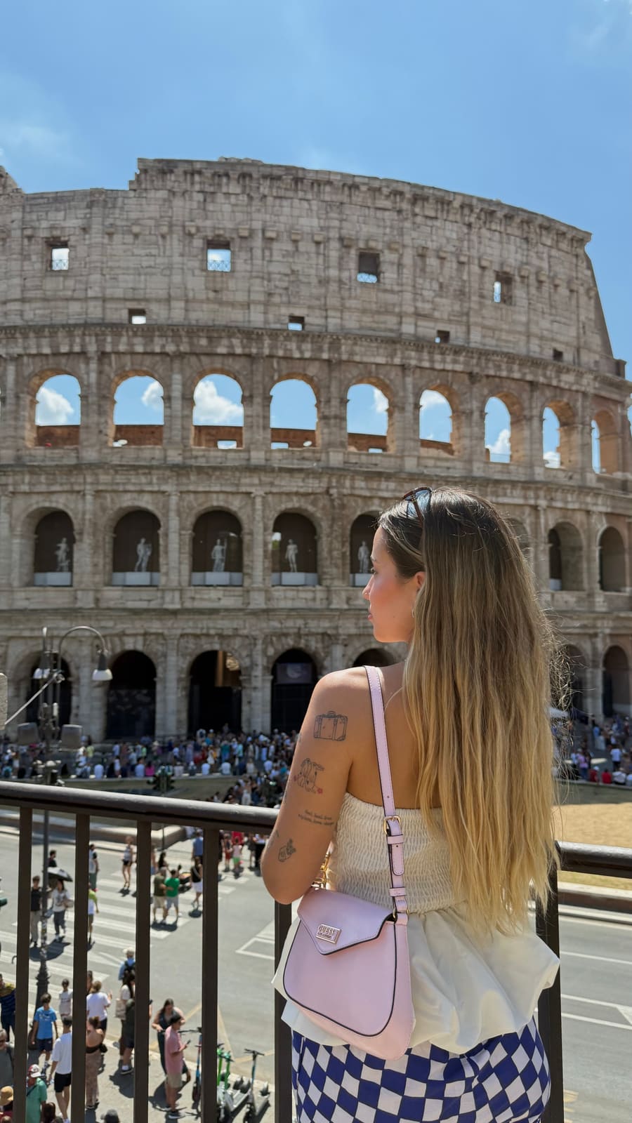Eu em frente ao Coliseu, em Roma